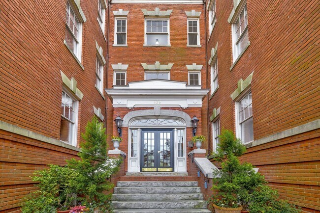 Building Photo - Amazing Garden-Style Condo Available 08-11-26! Vintage Building - All Appliances Convey!