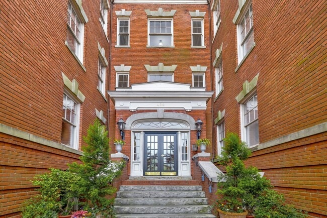 Building Photo - Amazing Garden-Style Condo Available NOW! ...