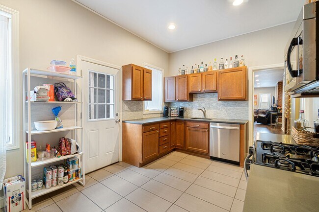 Building Photo - 5 bed, 2.5 Bath, Southside Flats
