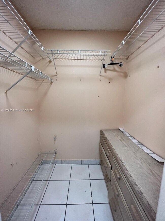 Building Photo - 8887 Fontainebleau Blvd