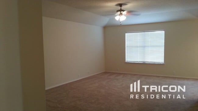 Building Photo - 704 River Run Dr