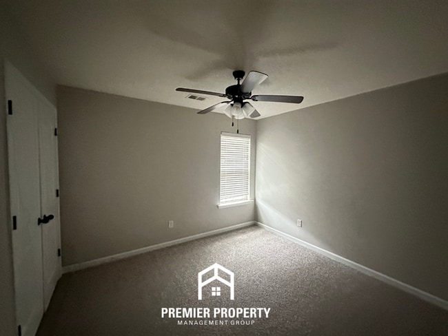 Building Photo - Cozy 2BR/2BA Memphis Home w/ Vaulted Ceilings, Fireplace & 2-Car Garage