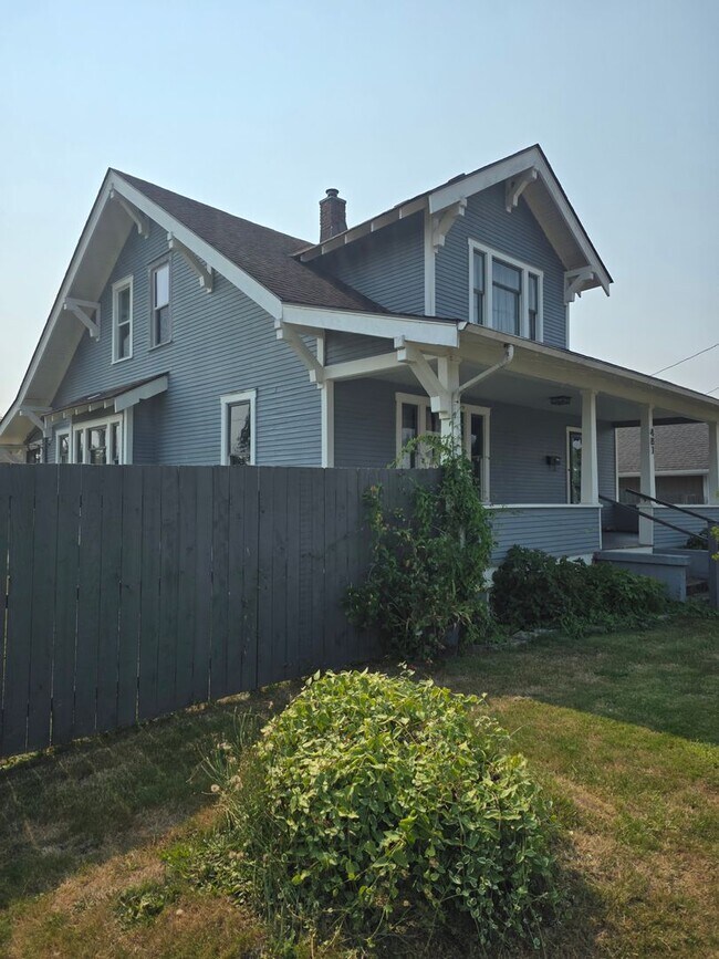 Building Photo - 481 SW Cascade Ave