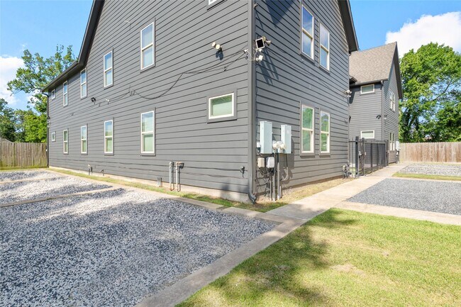Building Photo - 3426 Tuam St
