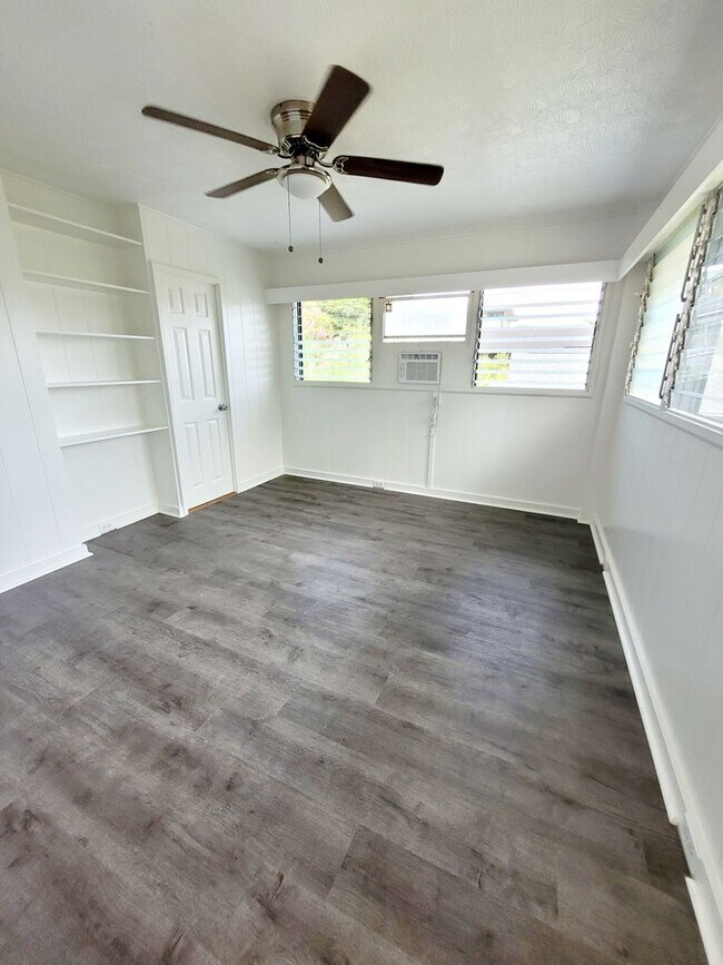 Building Photo - AVAILABLE NOW | 3 BED, 2 BATH HOME | Location: North Shore | Drive Up Parking Spaces, & Large Enc...