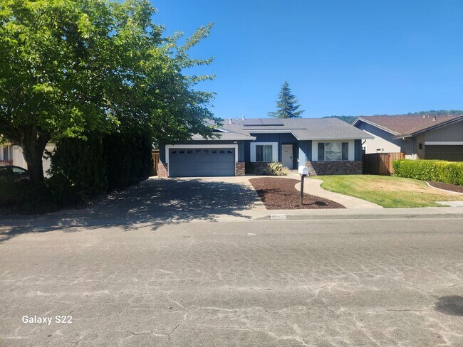Building Photo - This is a Must See beautiful 3 bedroom, 2 ...