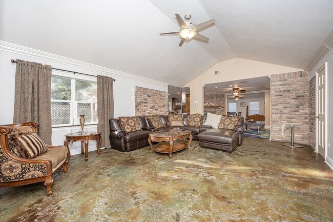 Building Photo - 3 Bedroom 2 Bath Back Bay Luxury Rental Home