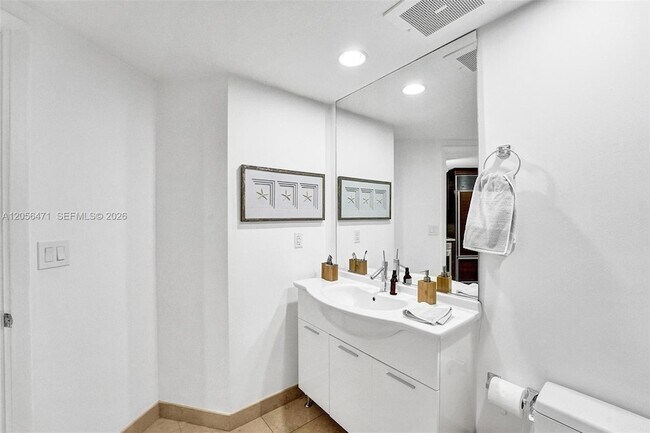 Building Photo - 475 Brickell Ave