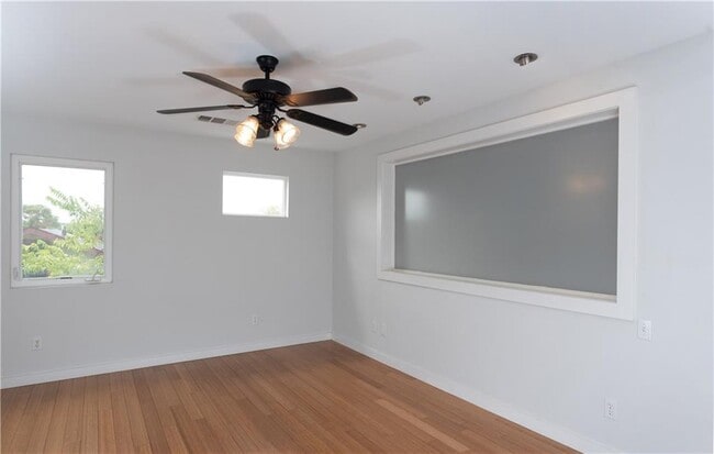 Building Photo - 1408 W 51st St