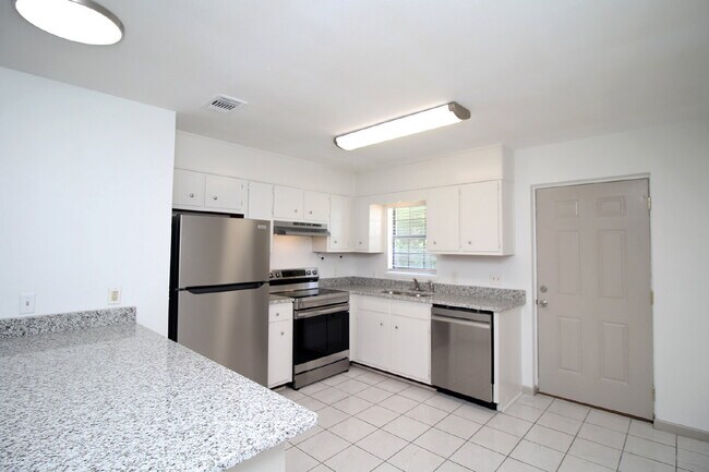Building Photo - Modern 2BD/1BA in Pace – Freshly Renovated...
