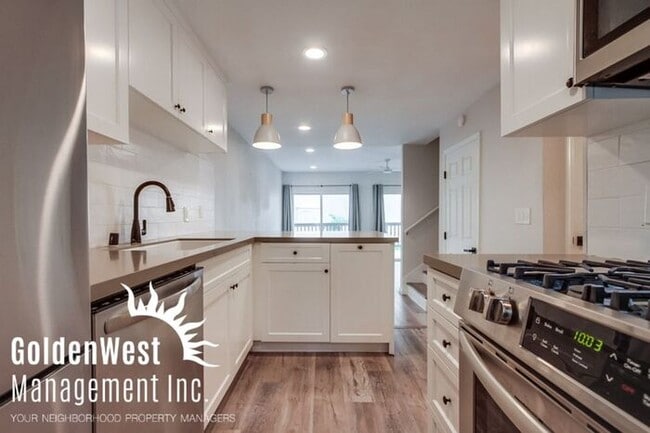 Building Photo - Stunning Two-Story 2Bdm 2.5Ba Townhome in ...