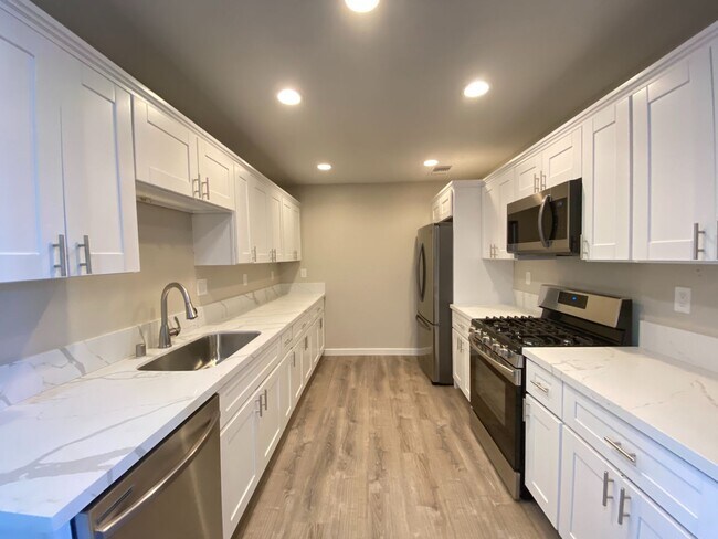 Building Photo - Spacious 5 BR 2 BA!