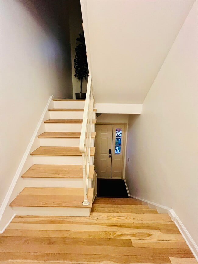 Building Photo - 724 6th St