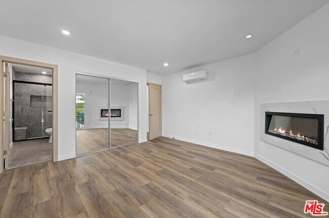 Building Photo - 2449 Beachwood Dr