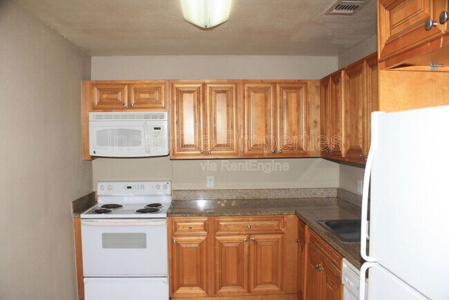 Building Photo - 4177 Versailles Dr