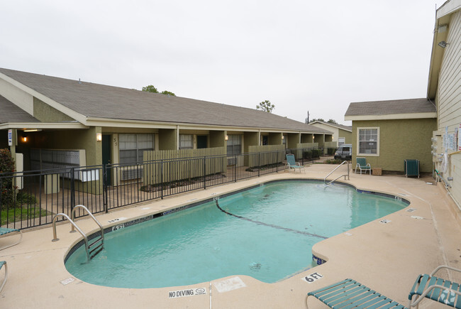 Pool - Peppermill Apartments