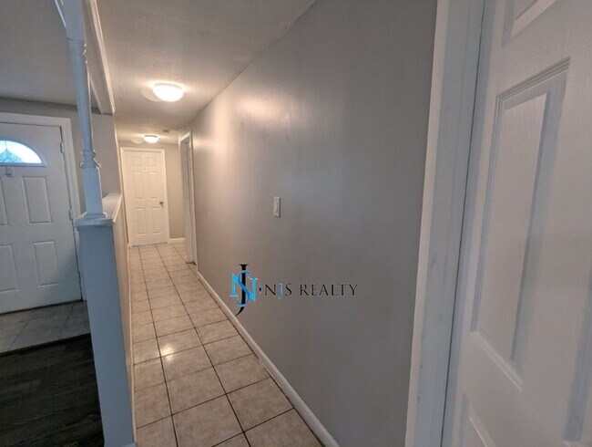 Building Photo - BEAUTIFUL, Large - 4/2 1500 Sq. Ft., Renov...