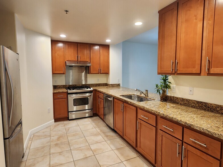 Kitchen - 423 7th St