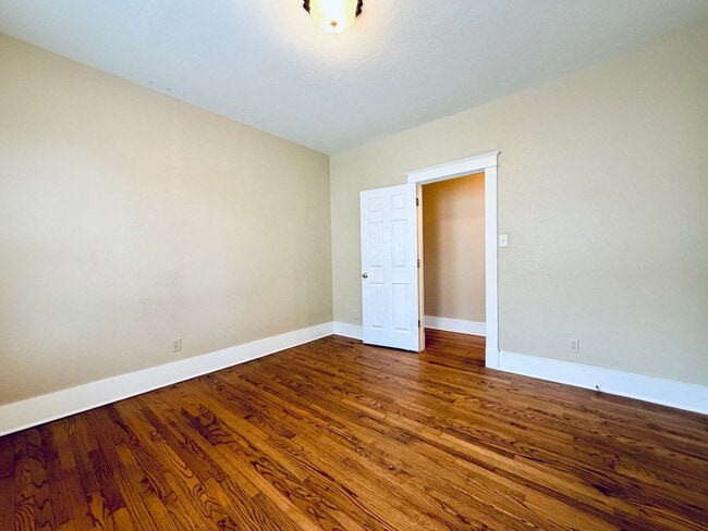 Building Photo - 831 Maury St