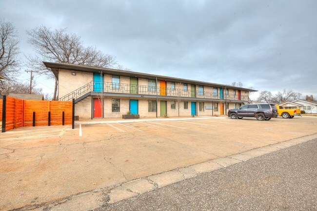 Primary Photo - 2017 North Blackwelder Avenue - 02