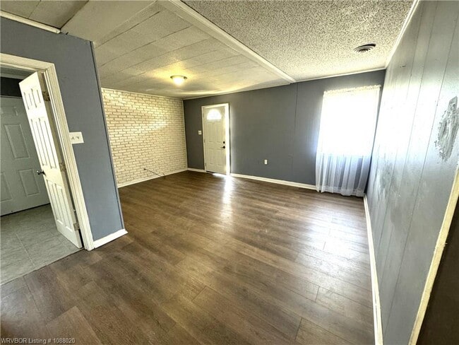 Building Photo - 107 S Oak St