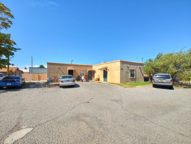 Building Photo - 305 N Almendra St