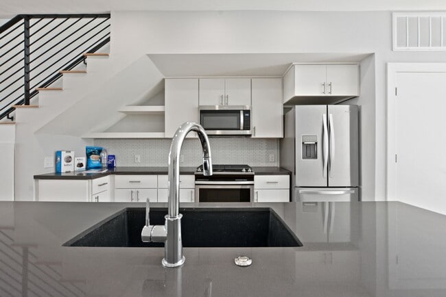 Building Photo - 2002 E 7th St