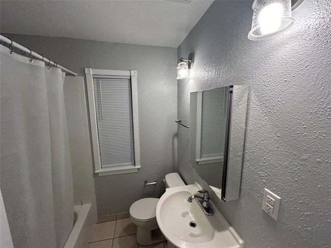 Building Photo - 4020 Blue Bonnet Blvd