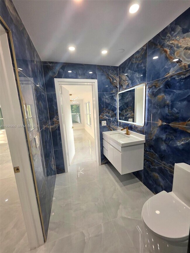 Building Photo - 5095 SW 73rd Ave