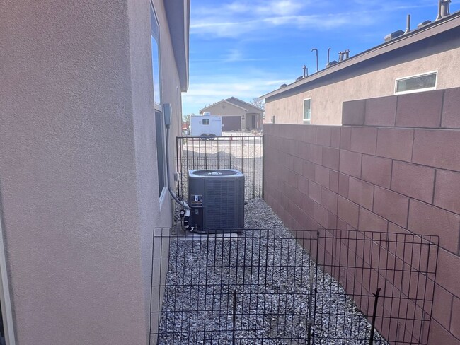 Building Photo - Newer 4 Br, 2 Ba, with the major appliance...