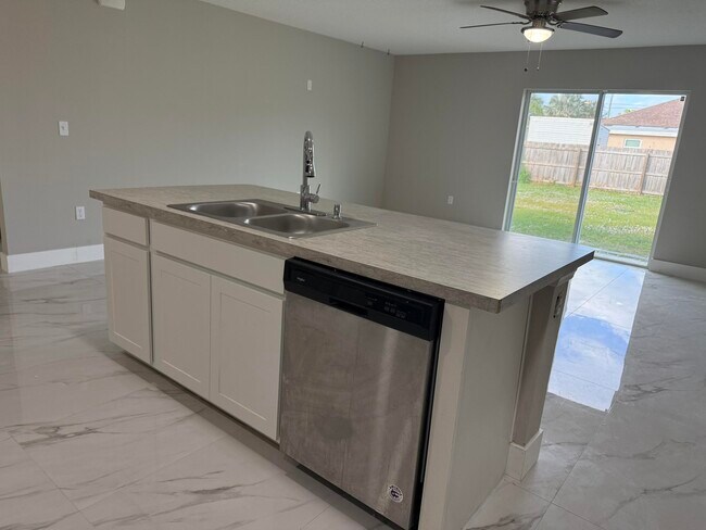 Building Photo - 1205 SW Alcantarra Blvd