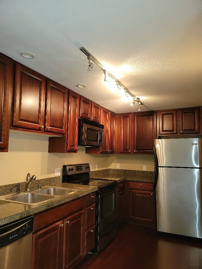 Building Photo - Updated 1bed/1 bath TOP Floor Condo in Lak...