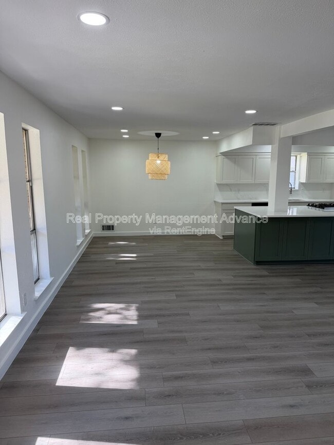 Building Photo - 905 Bromwich St