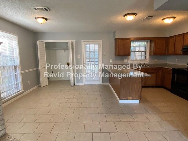 Building Photo - 2 Bedroom Townhome