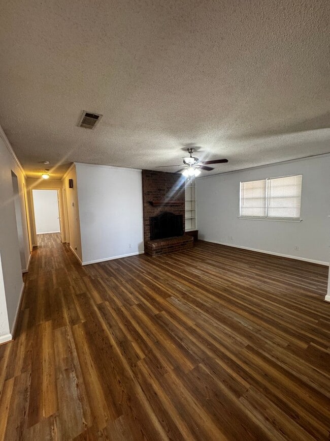 Building Photo - Adorable front  duplex 2bedroom 2bathroom CH/A
