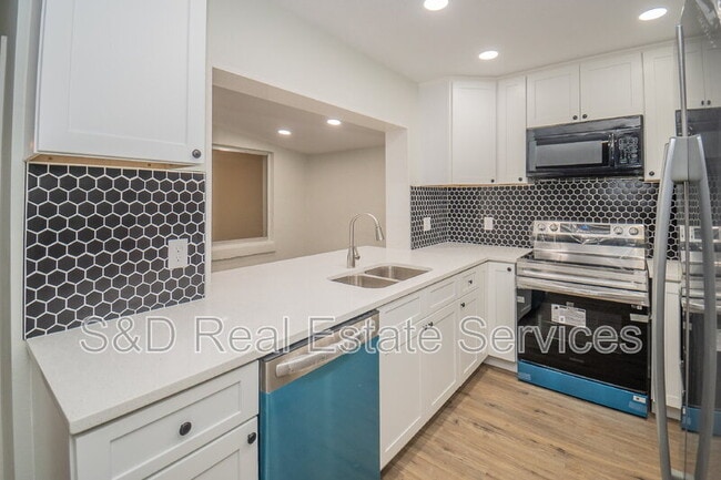 Building Photo - 304 La Serena St