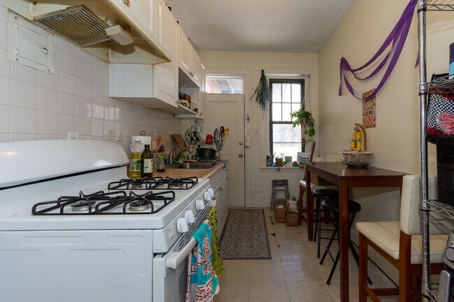 Building Photo - 9/1 Sunny top floor 2BR with balcony near Packard's Corner!