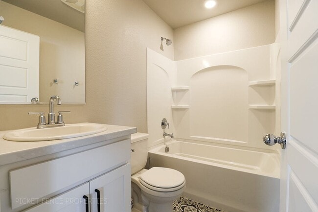 Building Photo - New Townhome in Downtown Johnstown