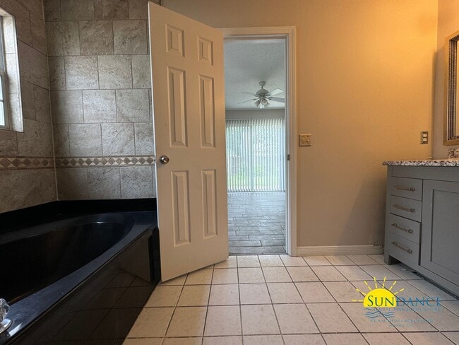 Building Photo - Charming 4-Bedroom Home in Parkwood Place, Bluewater Bay - Cul-de-Sac!