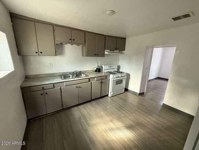 Building Photo - 398 E Ave