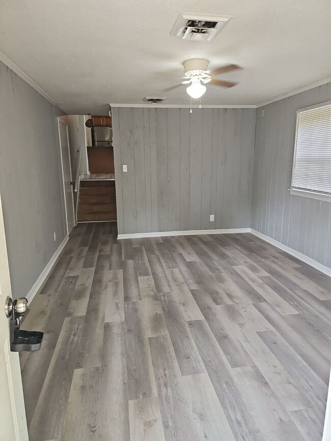 Building Photo - 4 Bedroom 1.5 Bath near Dover Rd!