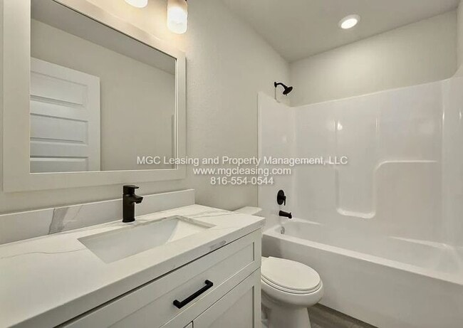 Building Photo - Oak Ridge Falls – Exterior Unit with 2-Car Garage! July Specials Available Now!