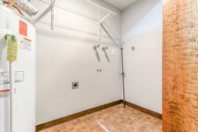 Building Photo - Custom 4BD Salmon Creek Home!