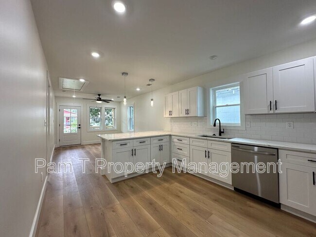 Building Photo - 618 E Waldburg St