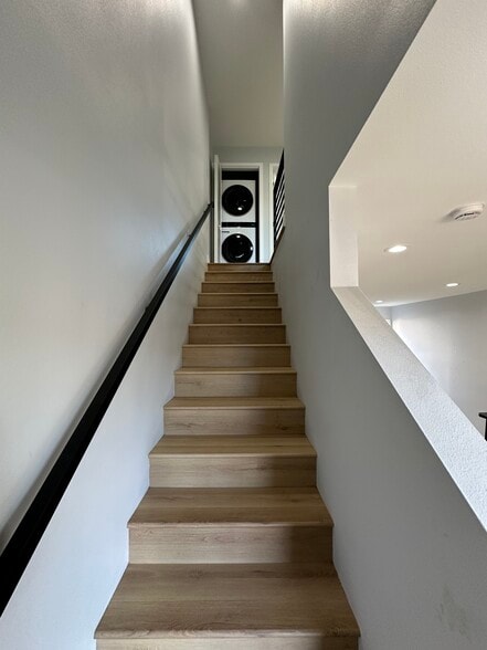 Building Photo - 826 Rose Ave