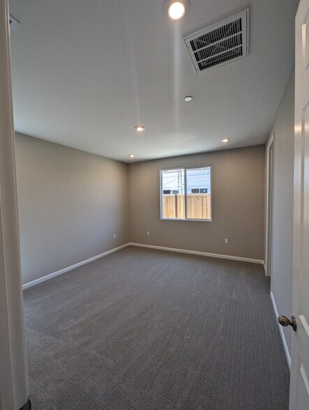Master Bedroom - 578 Pleasant Dr