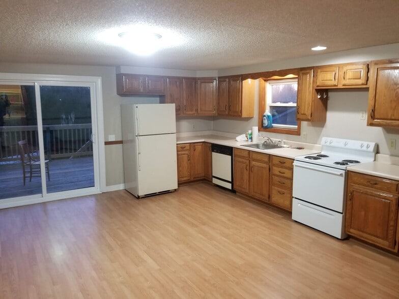 Kitchen/Dining - 47 Main St