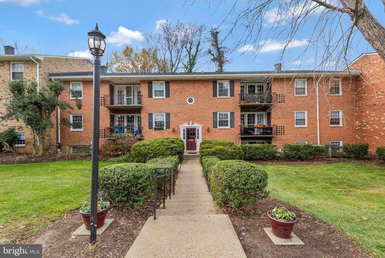 Building Photo - 3846 Lyndhurst Dr