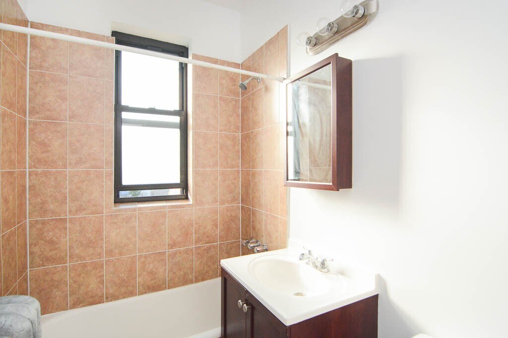 Building Photo - 2704 N Sawyer Ave