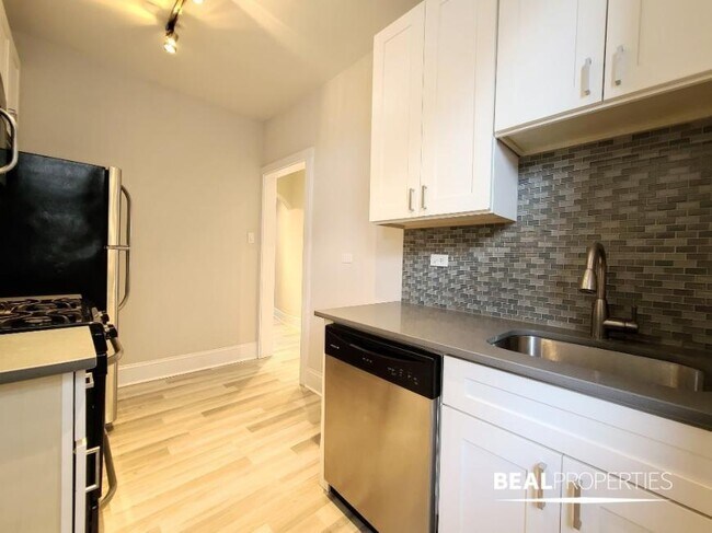 Building Photo - 2 bedroom in CHICAGO IL 60647
